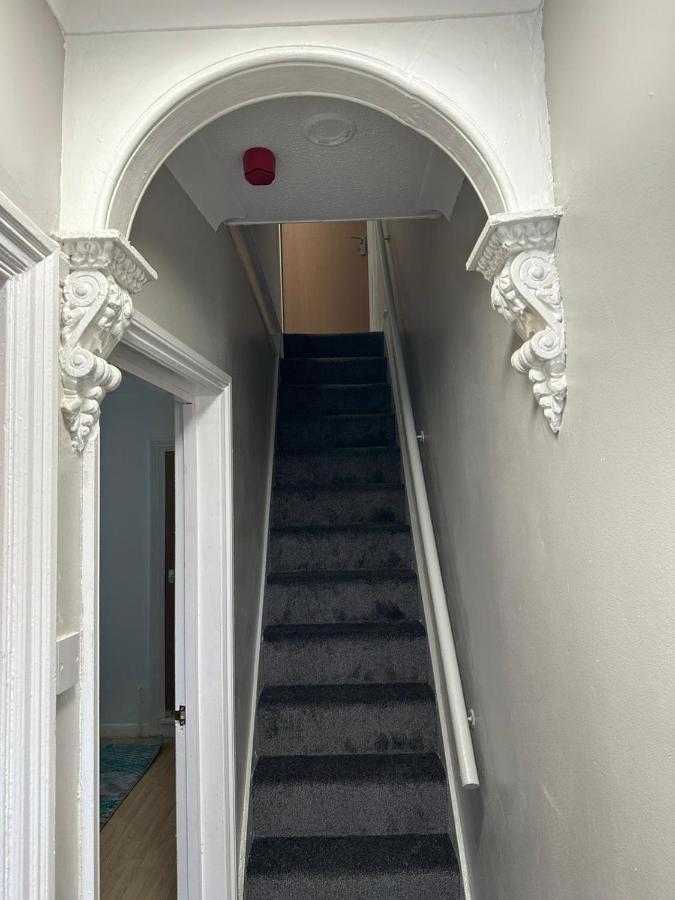 Luton Home Near Airport Private & Shared Bathroom Option 外观 照片