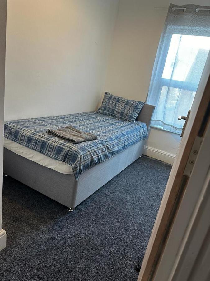 Luton Home Near Airport Private & Shared Bathroom Option 外观 照片